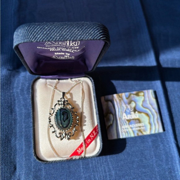 Rhodium plated Pendant with Paua Shell - Picture 5 of 6